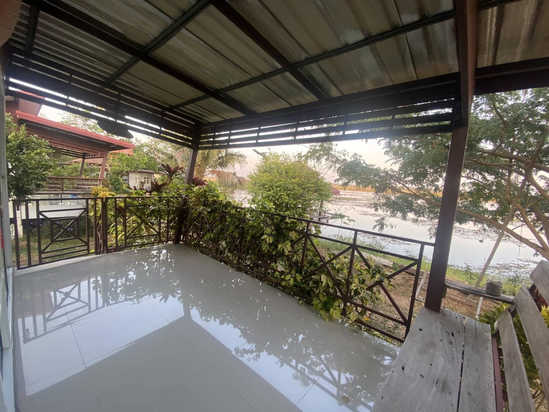 Pao's Baan Suan Home Stay Red Lotus Lakeside. Pao's Baan Suan Home Stay Red Lotus Lakeside.