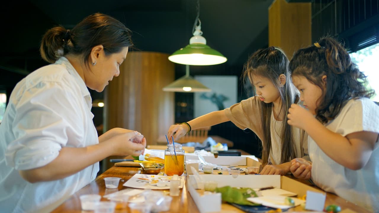 travel-story-Gother_KLUB_Family_art-therapy16-9-0